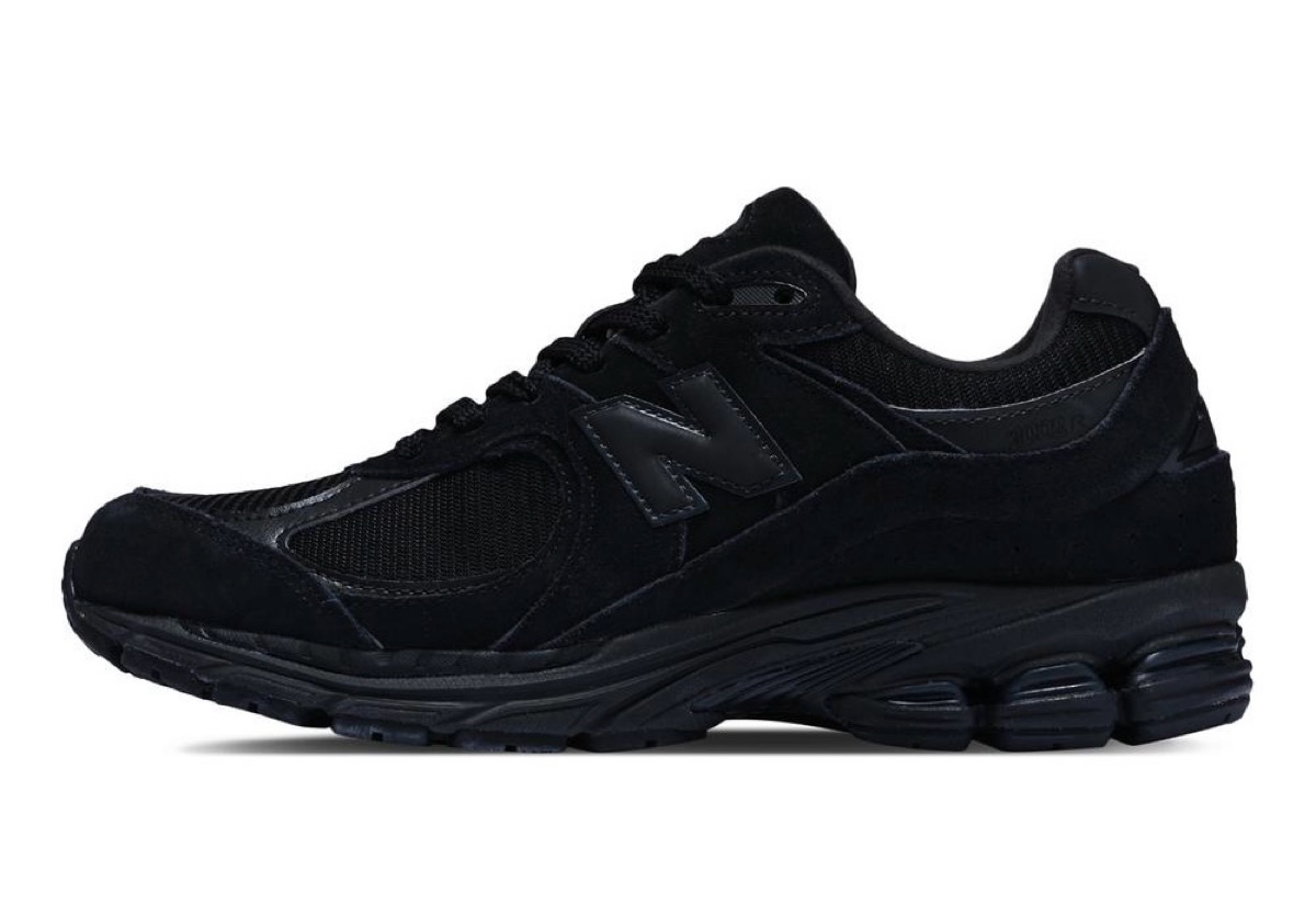 New Balance 2002R “Triple Black”が国内12月29日より先行予約開始 