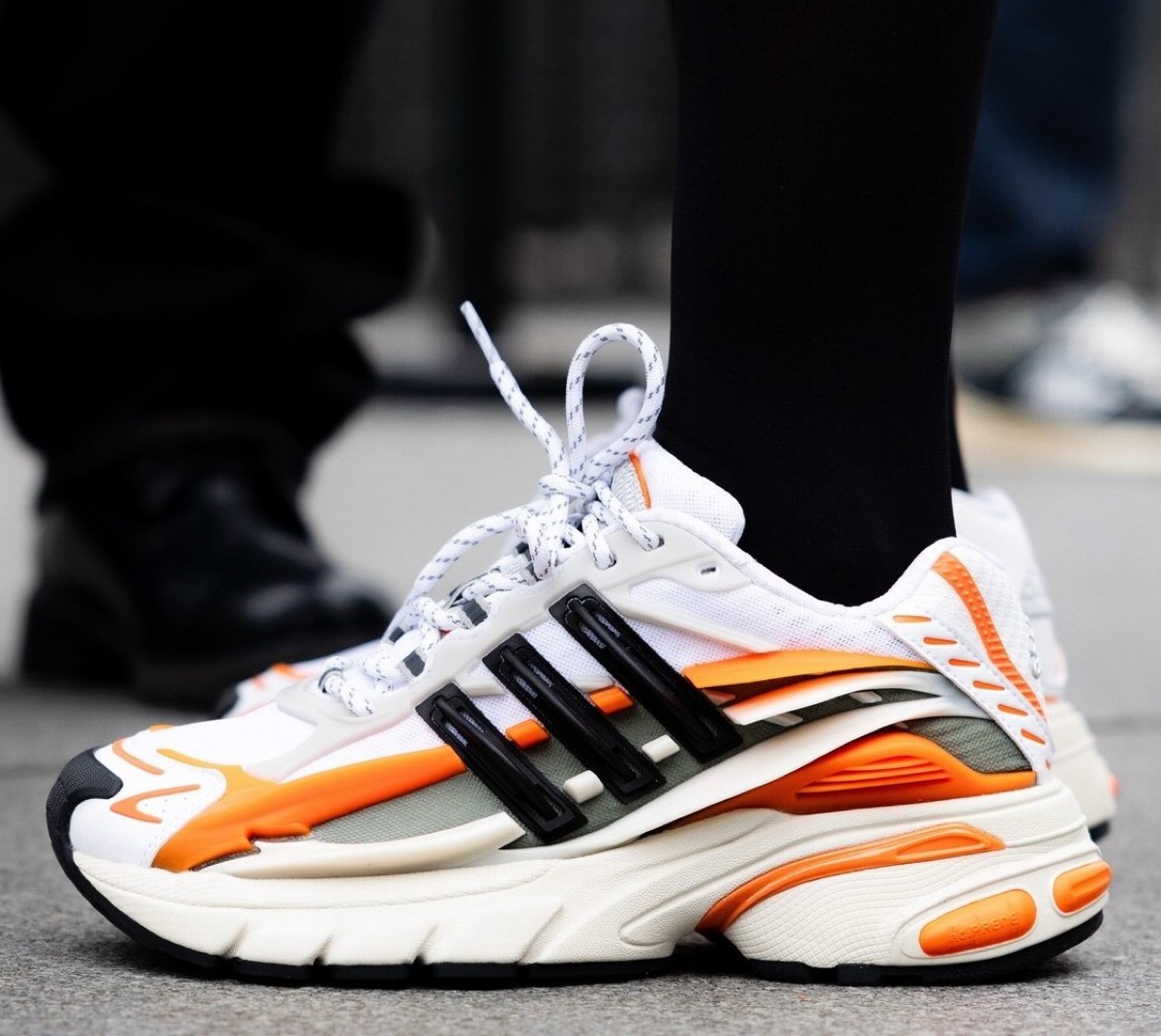 Pharrell x adidas『Adistar Cushion 3 Jellyfish “Orange”』が8